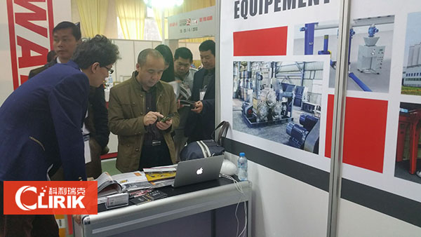 展會客戶咨詢我們超細磨粉機產(chǎn)品